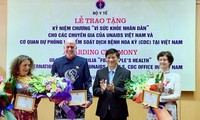 Vietnam entrega el sello conmemorativo “Por la salud de la población” a expertos extranjeros