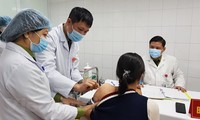 Inyecciones de la máxima dosis de la vacuna anti covid-19 a tres voluntarias vietnamitas