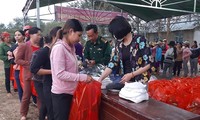 Atienden a las personas en situaciones difíciles en Vietnam en vísperas del Año Nuevo Lunar