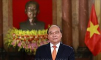 Presidente Nguyen Xuan Phuc se dirige a los niños vietnamitas