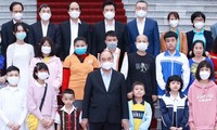 Jefe de Estado vietnamta acompaña a los niños enfermos y desfavorecidos