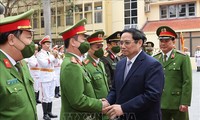 Premier vietnamita felicita a fuerzas de Seguridad Pública Popular por el Tet