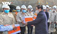 Primer ministro vietnamita revisa el progreso de los proyectos de la autopista Norte-Sur