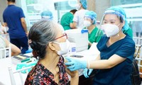 Primer ministro de Vietnam acelera la administración de las tercera y cuarta dosis de vacuna anti covid-19