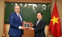 Viceprimer ministro vietnamita recibe al embajador de Dinamarca
