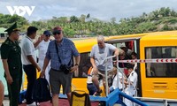 Crucero lleva a turistas internacionales a la provincia de Khanh Hoa