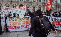 Francia dividida tras promulgación de ley que reforma las pensiones