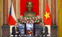 Presidente vietnamita recibe al primer ministro checo