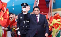  Premier Pham Minh Chinh llega a China para una visita oficial y la reunión anual del FEM