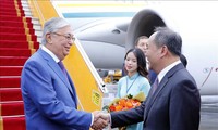 Presidente de Kazajstán y su comitiva arriban a Hanói