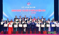 Distinguen a 64 empresas vietnamitas por apoyo a los trabajadores