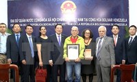 Dirigente vietnamita entrega el Premio Nacional de Información al Exterior a autores venezolanos