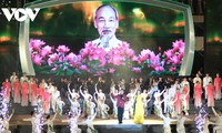 Presidente Vo Van Thuong asiste al programa “Primavera en la Patria” en Ciudad Ho Chi Minh