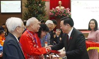 Titular de Parlamento de Vietnam se reúne con dirigentes y ciudadanos de la capital