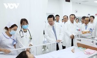 Presidente Vo Van Thuong visita hospital de Pediatría 1 con motivo del Día del Médico