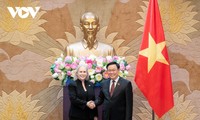 Líder parlamentario vietnamita se reúne con senadora estadounidense