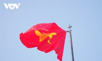 Celebran ceremonia de izamiento de la bandera de la unificación de Vietnam en reliquia nacional 