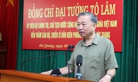 Presidente de Vietnam dialoga con guardias fronterizos en Cao Bang