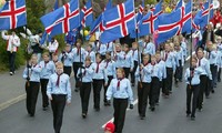 Líderes vietnamitas felicitan a dirigentes islandeses por Día Nacional