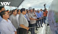 Primer Ministro verifica progreso y calidad de la autopista Chau Doc-Can Tho-Soc Trang