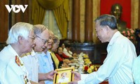 Encuentro entre el máximo líder con ex asistentes y guardias del presidente Ho Chi Minh