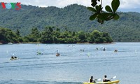 Đua thuyền Kayak trên hồ Phú Ninh