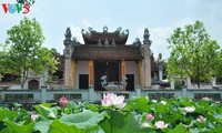 Hương sen trong đền thờ Lạc Long Quân
