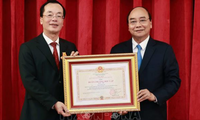 Nguyên Xuân Phuc remet l’ordre de l’Indépendance à l'ancien ministre de la Construction