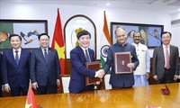 Vuong Dinh Huê assiste à la signature de deux accords de coopération Vietnam-Inde
