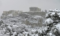Grèce: Des chutes de neige bloquent des centaines de personnes sur le périphérique d’Athènes