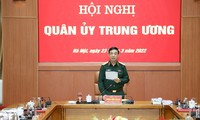 Phan Van Giang préside une conférence de la Commission militaire centrale