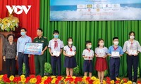 Remise de bourses Vu A Dinh à des élèves d’An Giang et de Kiên Giang
