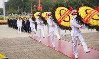 Fête nationale: les dirigeants rendent hommage au Président Hô Chi Minh