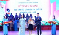 Vo Thi Anh Xuân honore des élèves brillants