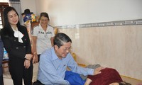 Quang Nam: Nguyên Duc Hai offre des cadeaux aux enfants orphelins et handicapés