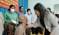 Vo Thi Anh Xuân rend visite à des familles bénéficiaires de politiques sociales