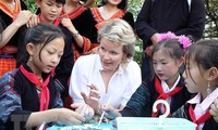 La reine Mathilde de Belgique impressionnée par la protection et le soin des enfants au Vietnam