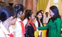 Vo Thi Anh Xuân rencontre les participants du camp d’été «Tournesols» de 2023