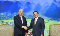 Pham Minh Chinh reçoit le ministre des Affaires étrangères des Philippines