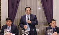 Pham Minh Chinh à une table ronde-dîner de travail avec les fonds d’investissement étrangers