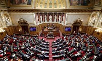Loi immigration: Adoption d'une version durcie par le Sénat français