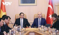 Pham Minh Chinh rencontre le président de la Grande Assemblée nationale de Turquie et des hommes d’affaires turcs lors de sa visite officielle