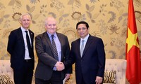 Pham Minh Chinh rencontre les dirigeants de deux groupes danois et britannique