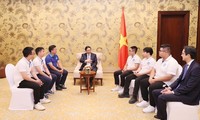 Le Premier ministre rencontre un groupe d’étudiants vietnamiens primés lors du concours de la COP28