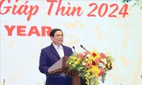 Têt: Pham Minh Chinh échange avec les diplomates étrangers