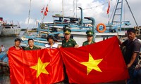 Drapeaux nationaux offerts aux pêcheurs de Bà Ria - Vung Tàu