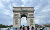 La France célèbre sa fête nationale sous la lumière éclatante de la flamme olympique et des feux d’artifice