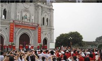 ชาวคริสต์ในตำบล Hong Giang เตรียมการฉลองวันคริสมาส