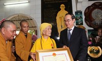 มอบเหรียญอิสริยาภรณ์โฮจิมินห์ให้แก่พระมหาเถระ Thich Tri Tinhและ Thich Minh Chau