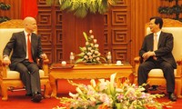 ท่าน Nguyen Tan Dung นายกรัฐมนตรีเวียดนามให้การต้อนรับรัฐมนตรีต่างประเทศอังกฤษ
